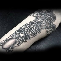 Massives schwarzes und weißes Tribal Tattoo am Arm