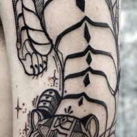 Tatuaje en el brazo,
tigre grande único con ornamento tribal, tinta negra