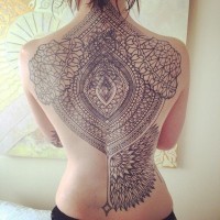 Massive schwarze  Hinduistische Ornamente Tattoo am ganzen Rücken