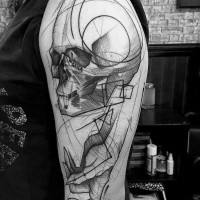 Tatuaje en el brazo, diseño de cráneo  y mano masivos