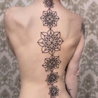 Tatuaje para la columna vertebral,  flores magníficas de varios tamaños, tinta negra