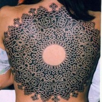 Tatuaje en la espalda,
ornamento celta enorme, tinta negra