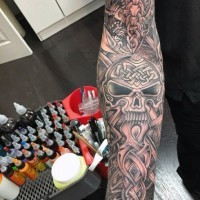 Tatuaje en el brazo, cráneo increíble con ornamento celta  espléndido