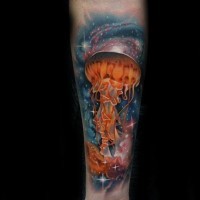 Tatuaje en el antebrazo, medusa divina en cosmos profundo