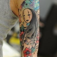 Tatuaje en el brazo, personaje asiático solo con otros monstruos
