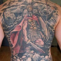 Tatuaje en la espalda, guerrero espartano majestuoso entre montón de cráneos humanos