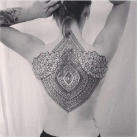 Tatuaje en la espalda,
ornamento hindú maravilloso