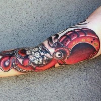 Tatuaje en el brazo,
pulpo rojo magnífico detallado