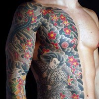 Tatuaje en el costado y brazo, guerrero con serpiente  y montón de flores, dibujo masivo increíble