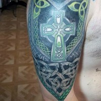 Tatuaje en el brazo, cruz celta impresionante de varios colores