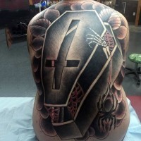 Tatuaje en la espalda, ataúd enorme con cruz en la tapa y esqueleto en él