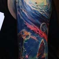 Massiver mehrfarbiger Weltraum Tattoo am Unterarm