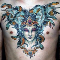 Tatuaje en el pecho, 
Medusa  Gorgona carismática en joyas, dibujo de varios colores