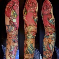 Tatuaje colorido en el brazo completo,
pulpo peligroso con inscripción
