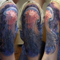 Tatuaje en el brazo, medusa grande maravillosa de color