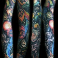 massiccio multicolore a tema spazio tatuaggio avambraccio