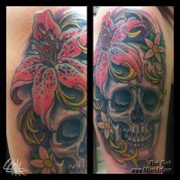 Tatuaje en el brazo, cráneo humano decorado con flores exóticas