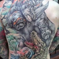 Tatuaje en la espalda,
rinoceronte majestuoso con caimán intrepido