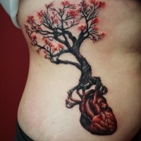 Massiver Baum mit roten Blüten mit menschlichem Herzen anstelle Wurzeln fantastisches farbiges Tattoo