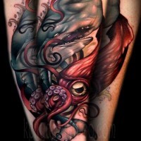 Tatuaje en el brazo, calamar con pulpo  en una batalla, dibujo multicolor