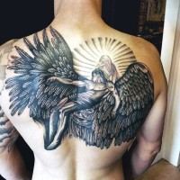 Tatuaje  de ángel caido fascinante detallado en la espalda