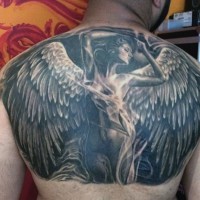 Tatuaje en la espalda, mujer graciosa con alas blancas desplegadas