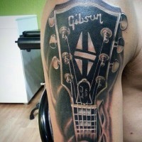 Massive sehr realistische schwarze Gibson-Gitarre Tattoo am Arm