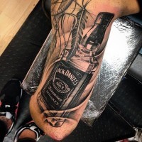 massicciomolto realistico bottiglia di vischi Jack Daniels tatuaggio su braccio