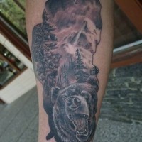 Tatuaje negro blanco en el antebrazo, oso peligroso en el bosque
