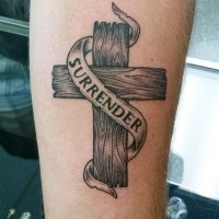 Tatuaje en el antebrazo, cruz de madera simple con cinta