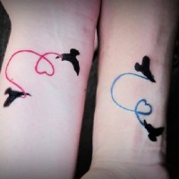 accoppiamento bel amicizia disegno cuori blu e rosso tatuaggio su braccio