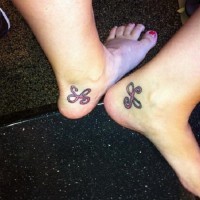 Tatuajes en los pies, letras, estilo celta