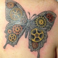 Tatuaggio colorato sulla spalla la farfalla in stile meccanico