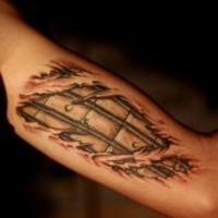Mechanismus unter Haut Tattoo am Arm