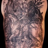 Tatuaje en la espalda completa, caballero a caballo en el bosque