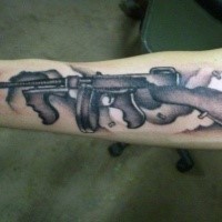 Mittlere Größe schwarzes und graues Unterarm Tattoo mit  Tommys Gewehr