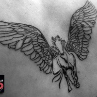 Mittelgroß tinteschwarzer Rücken Tattoo des Pegasus