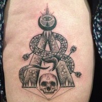 Tatuaje en el muslo,  ojo masonico con serpiente y cráneo