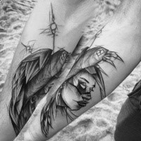 Tatuaje de antebrazo de tinta negra de tamaño mediano de mujer antigua con casco de cuervo