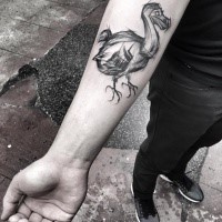 Tatuagem de antebraço de tinta preta de tamanho médio de pequeno pássaro