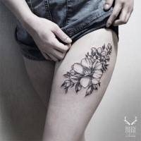 Tinta preta de tamanho médio pintada por tatuagem Zihwa de flores na coxa