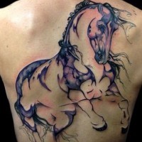 Mittelgroßes farbiges abstraktes Tattoo am Rücken mit laufendem Pferd