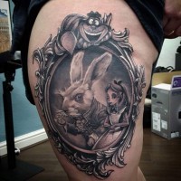 Tatuaje en el muslo, 
 retrato de conejo con Alicia preciosos en el país de las maravillas