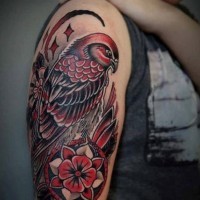 Mittelgroßes farbiges Adler Tattoo an der Schulter mit Blumen und Mond