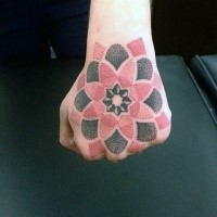Tatuaje de mano de color mediano de buena flor