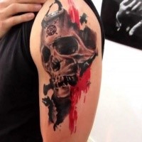 Mittelgroßer farbiger menschlicher Schädel mit roter Linie Tattoo auf der Schulter