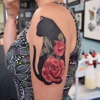 Tatuagem de ombro colorido tamanho médio de gato grande com flores