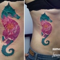 Mittelgroßes farbiges Seite Tattoo von Seepferdchen mit Blume