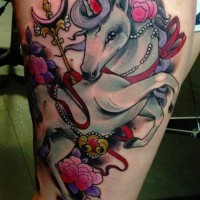 Mittelgroßes mehrfarbiges Oberschenkel Tattoo mit fantastischem Einhorn und Blumen