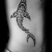 Mittlere Größe typisches  schwarzes Seite Tattoo mit Hai im polynesischen Stil